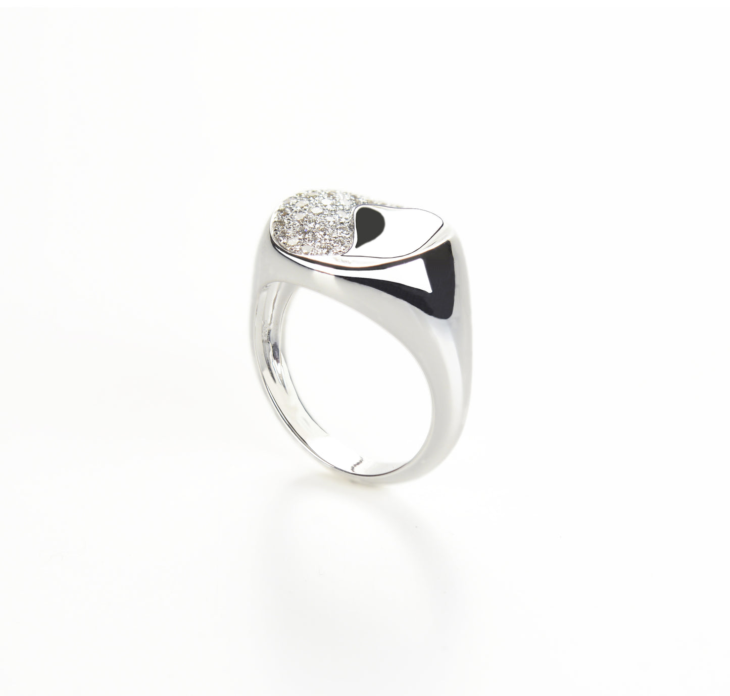 Anello chevalier oro bianco e brillanti
