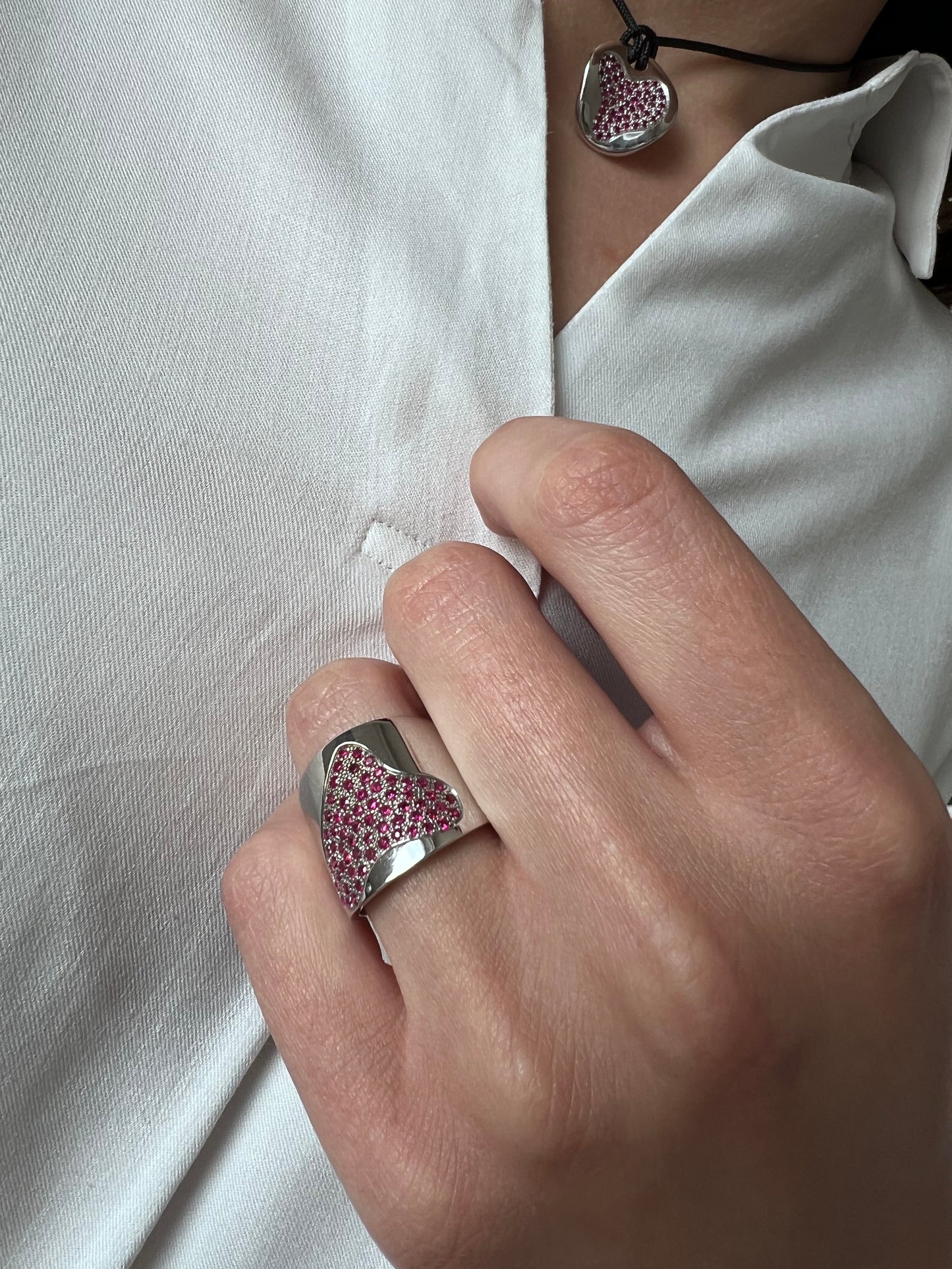Anello a fascia in argento e cuore di rubini