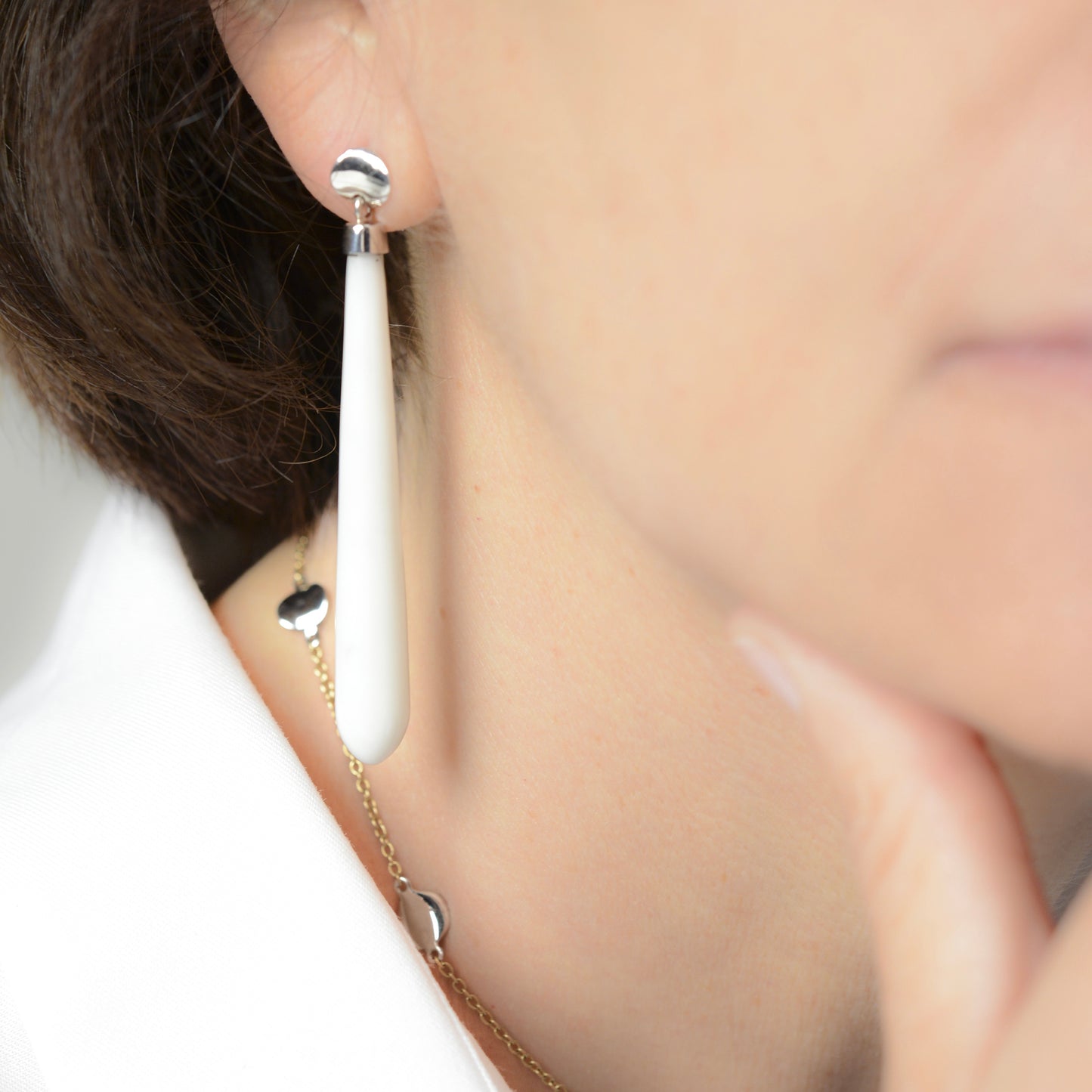 Pendant earrings with white drop agate