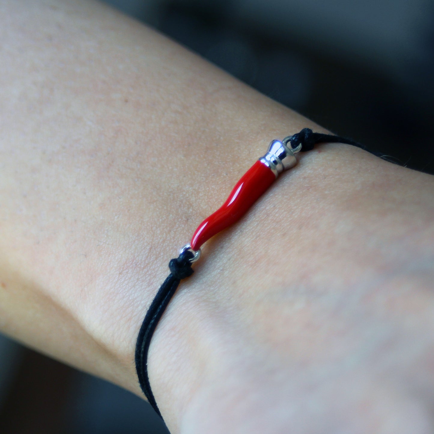 Bracciale cordino con con cornetto argento e smalto rosso