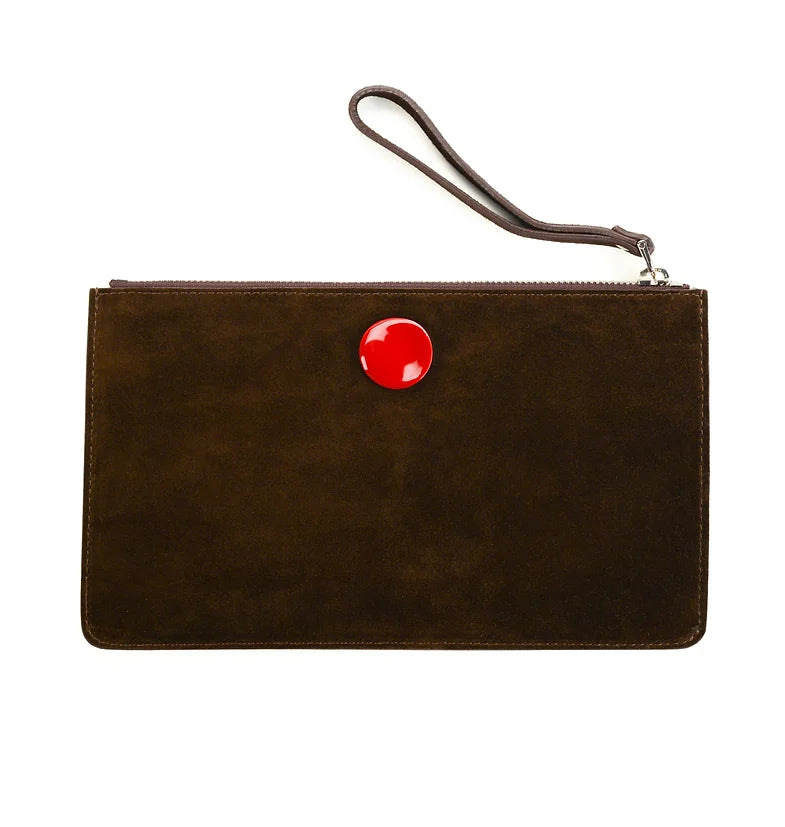 Pochette in pelle marrone con dettaglio in argento smaltato
