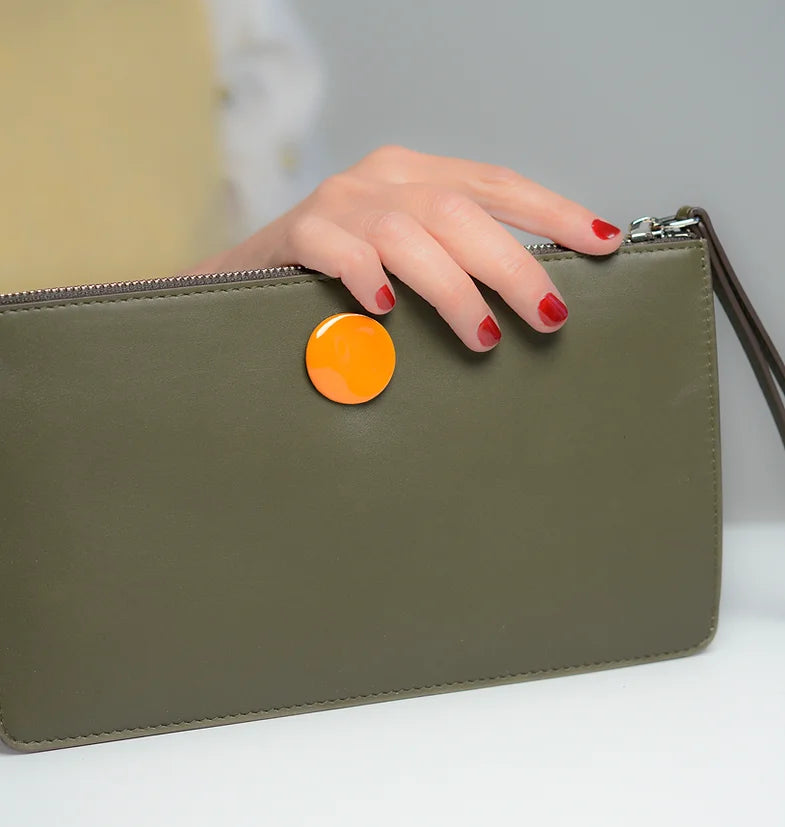 Pochette in pelle verde con dettaglio in argento smaltato