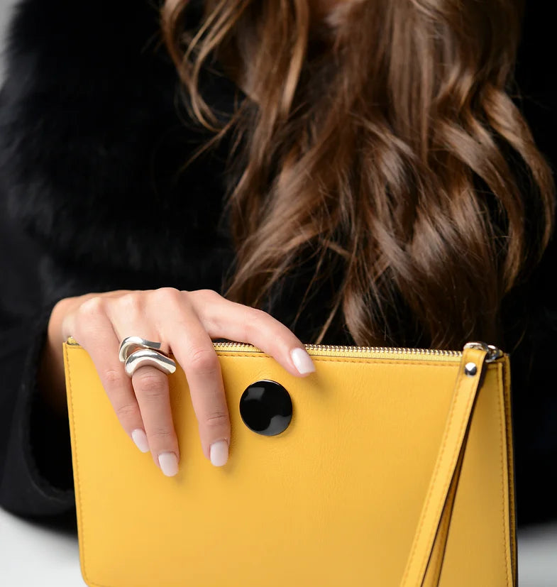 Pochette in pelle gialla con dettaglio in argento smaltato