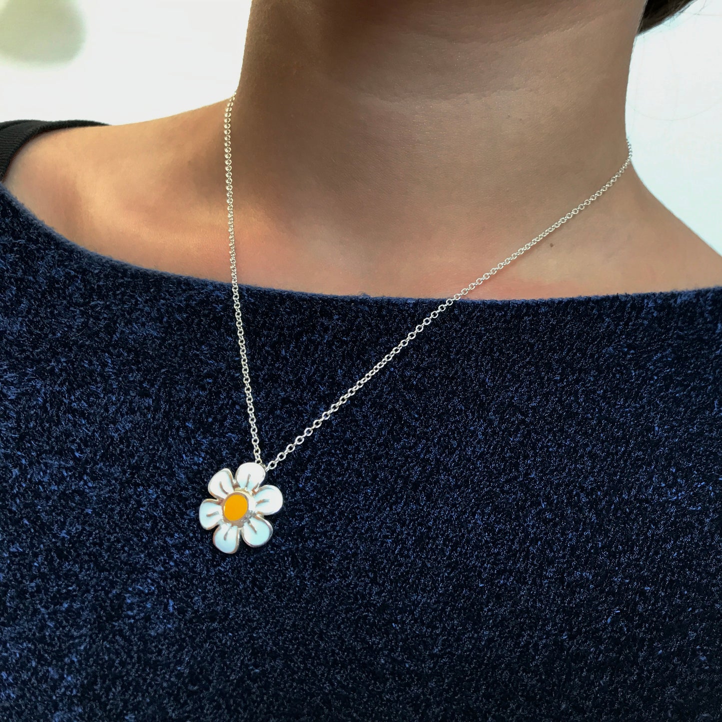 Collana argento con margherita smalto bianco