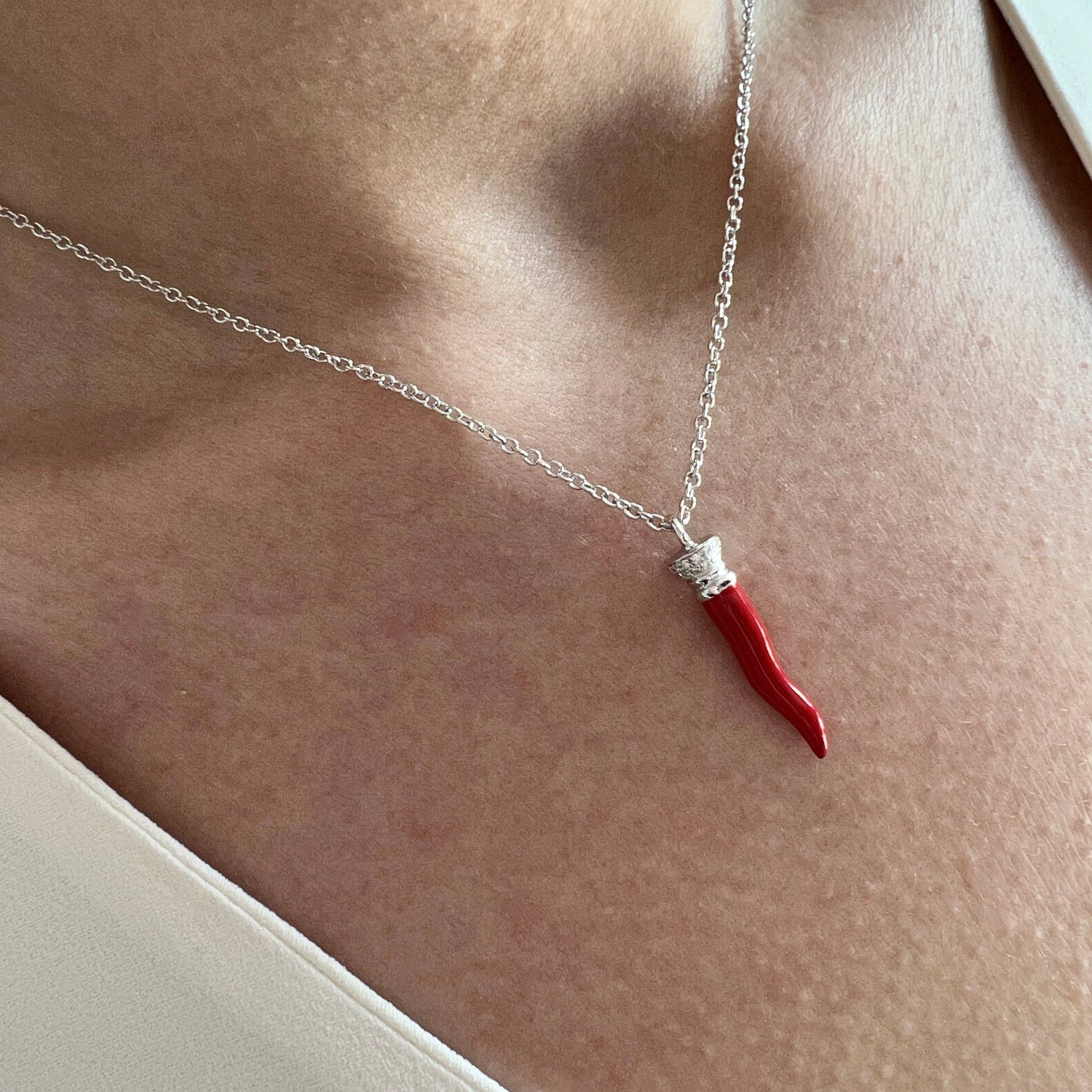 Pendente oro bianco con cornetto smalto rosso e brillanti