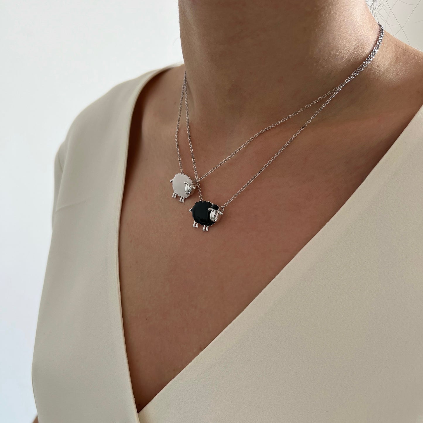 Collana argento con pecorella smalto bianco