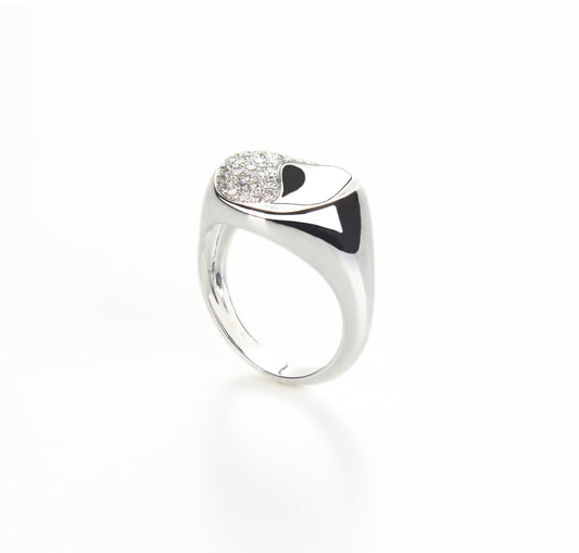 Signet ring in white gold and diamonds