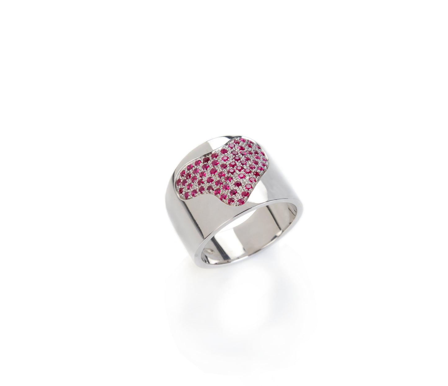 Anello a fascia in argento e cuore di rubini