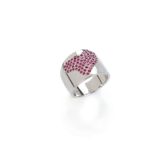 Anello a fascia in argento e cuore di rubini