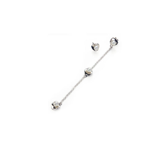 Pendant earrings with white pearls