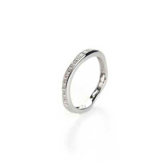 Wavy eternity ring in gold and diamonds