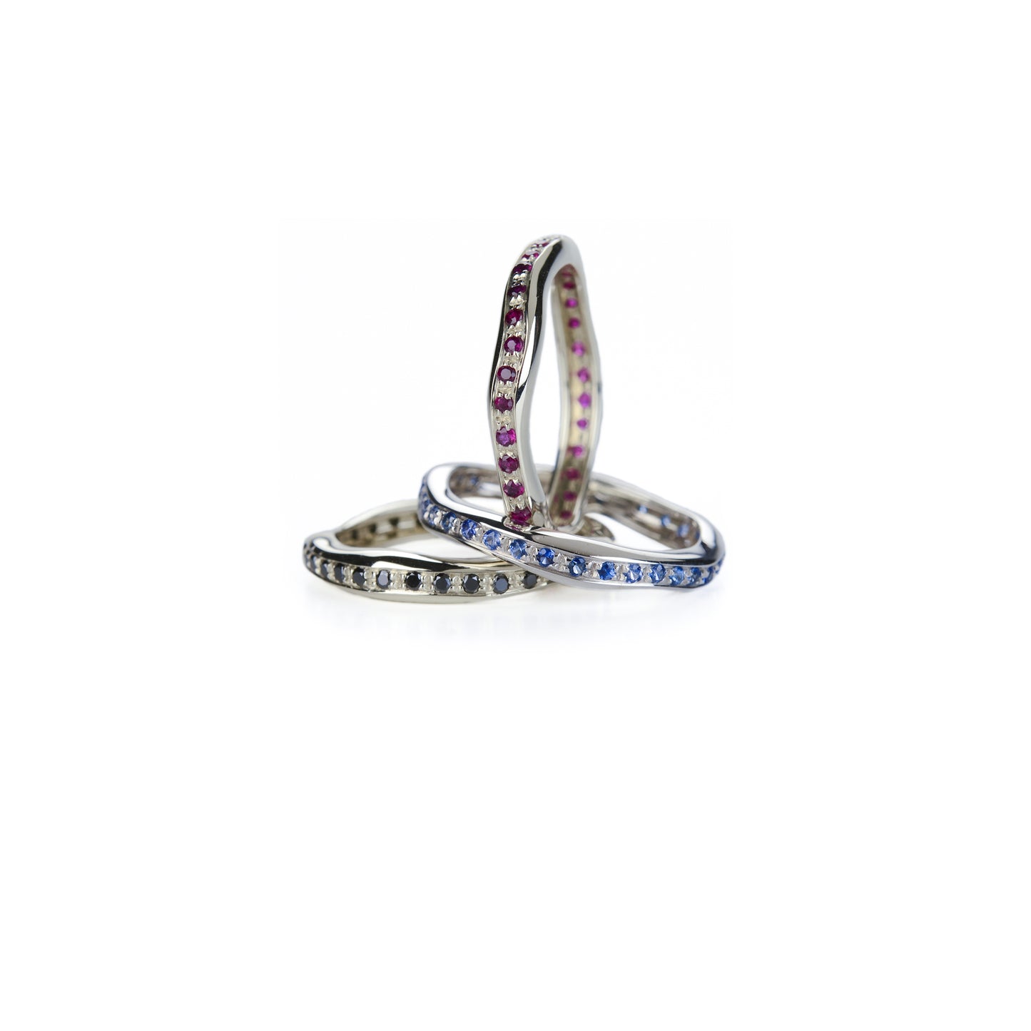Wavy eternity ring in gold and rubies