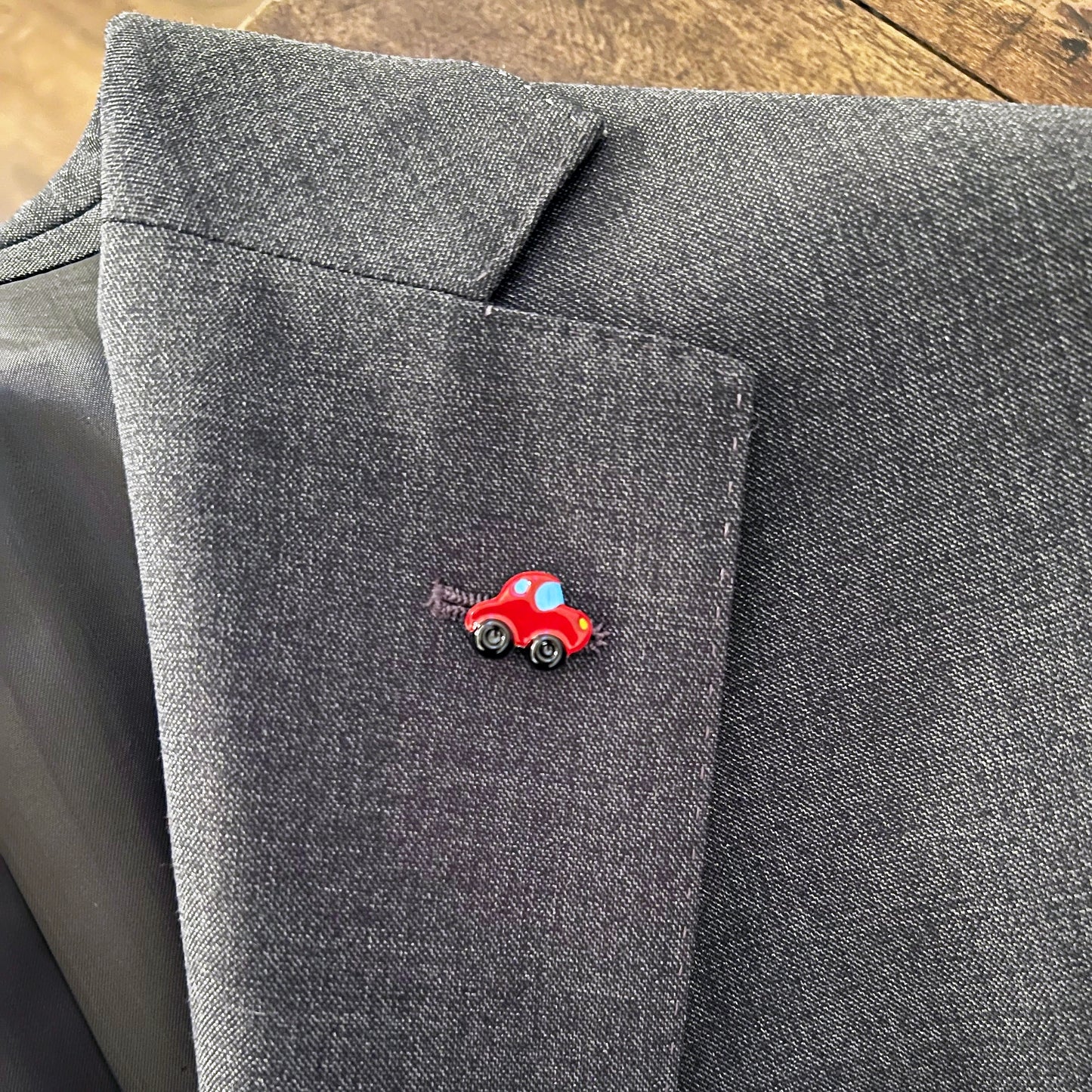 Car pin in sterling silver and enamel