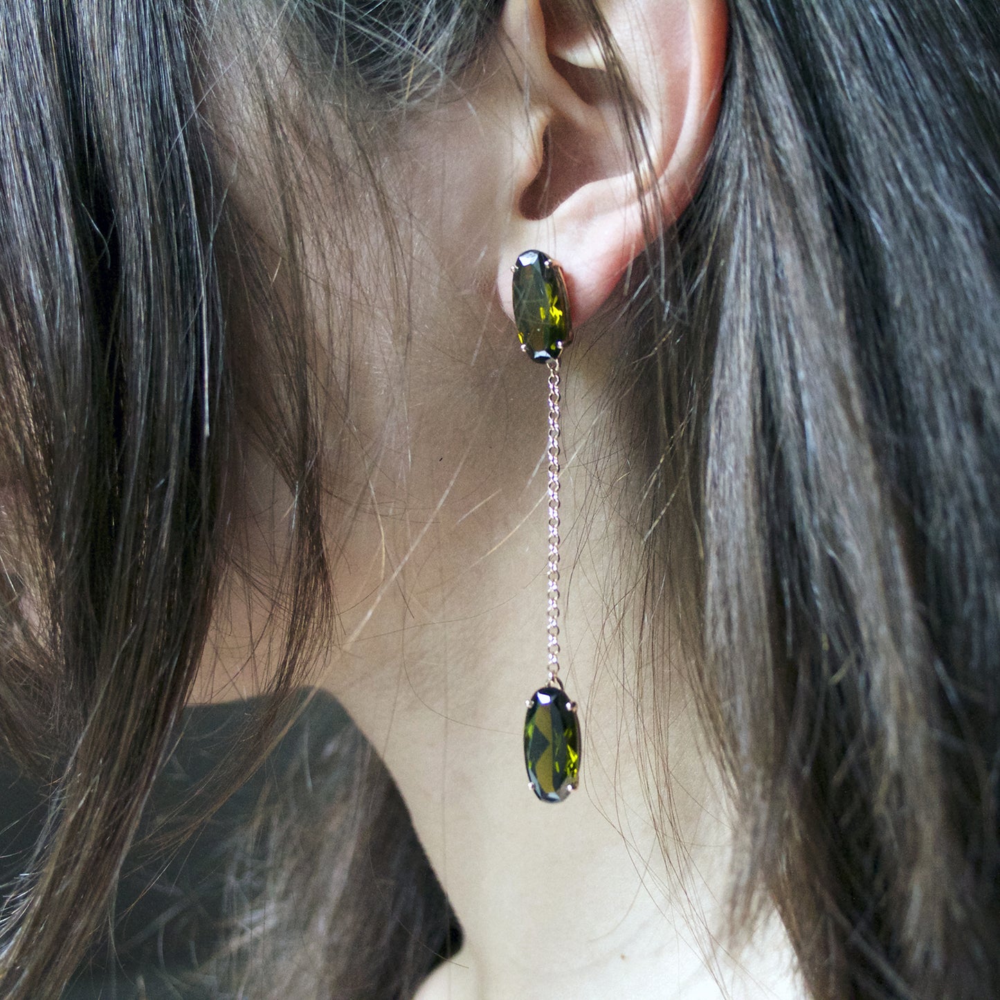 Drop earrings with green zircons