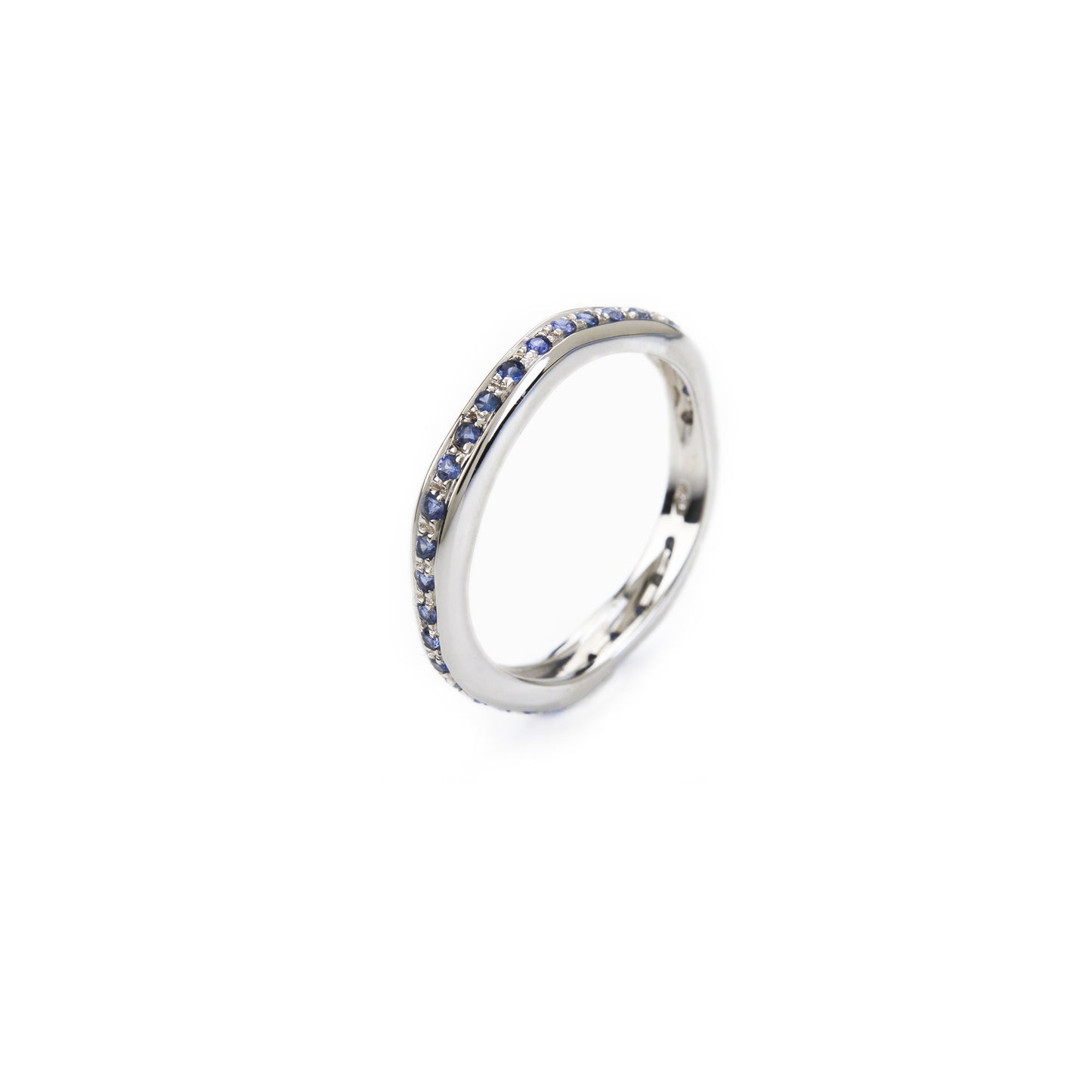 Wavy eternity ring in gold and sapphires