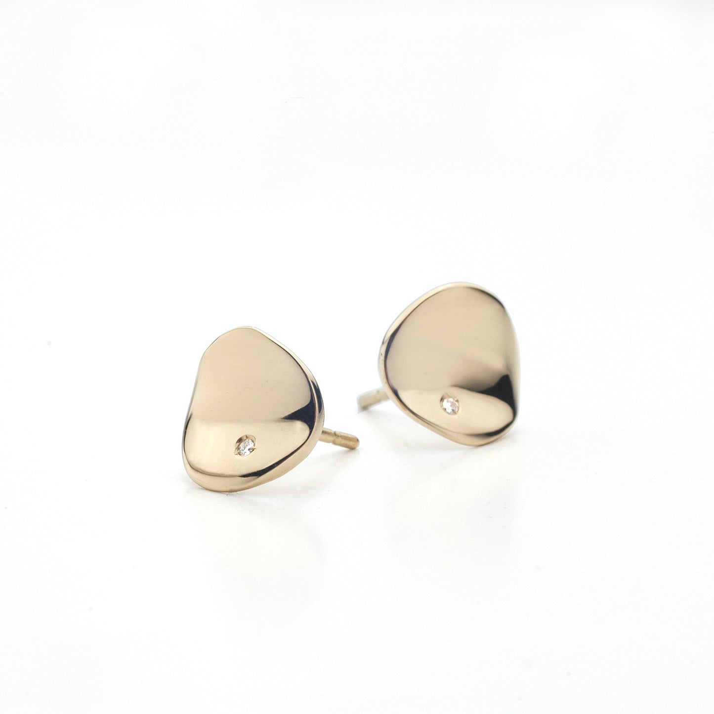 Circle stud earrings in rose gold and diamonds