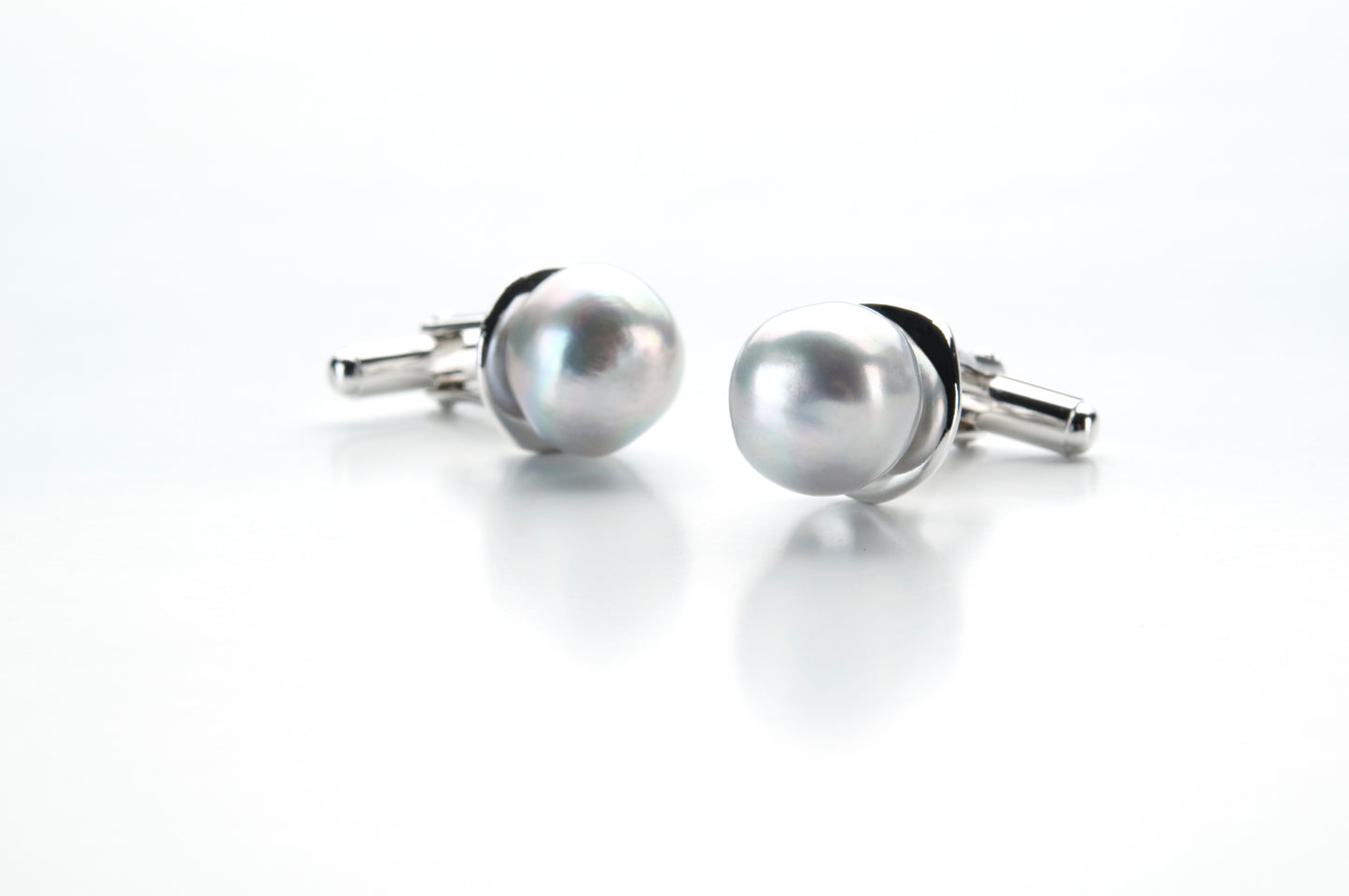 Round cufflinks in sterling silver and pearls